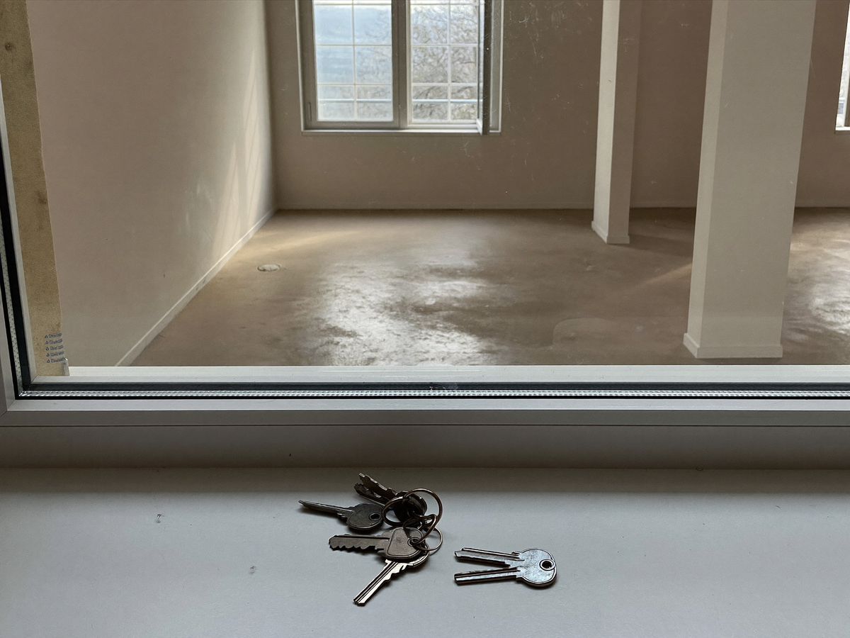 Schlüsselbund auf der Fensterbank einer leeren Wohnung