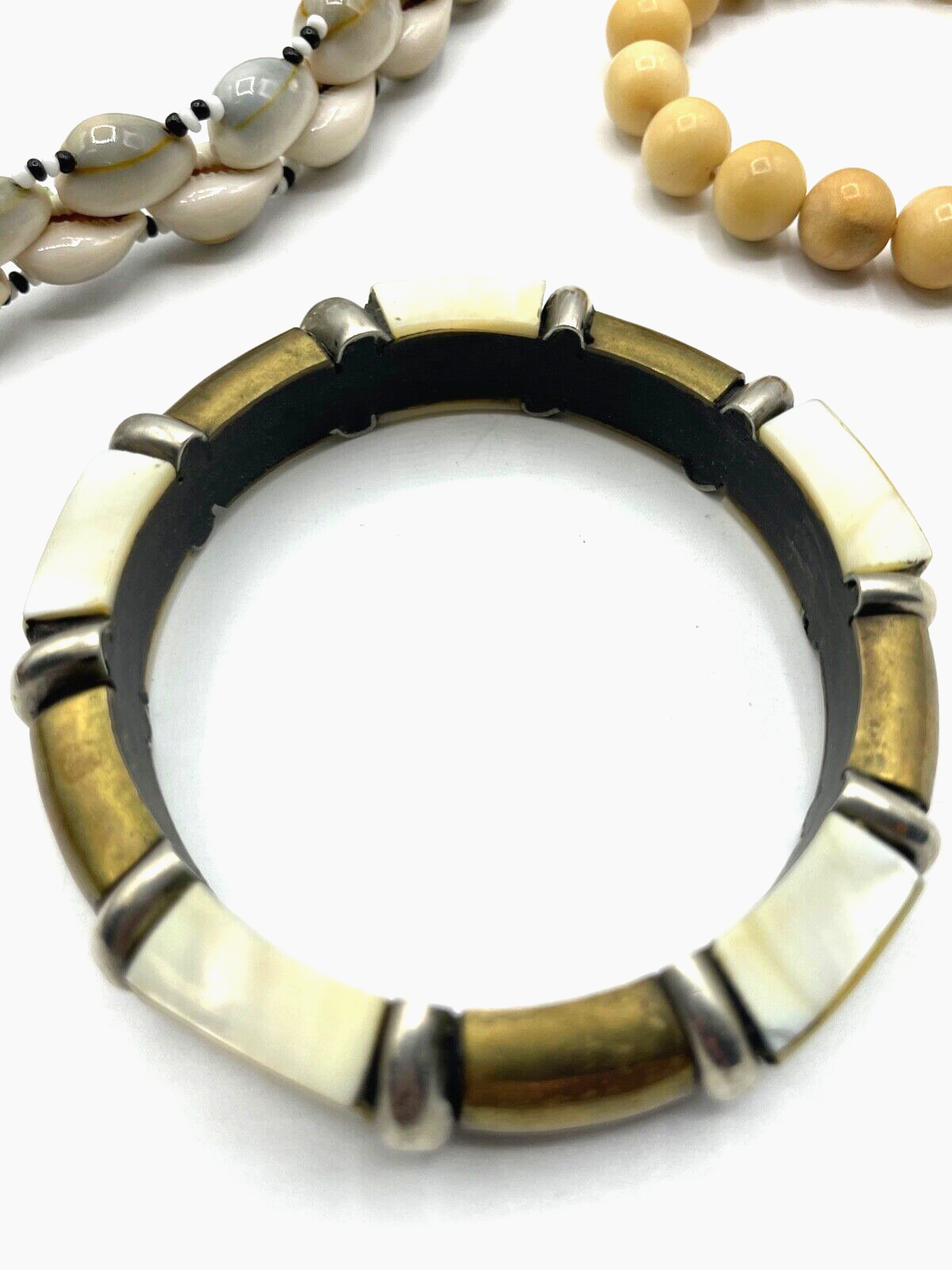 Konvolut Ethno Schmuck Ketten Armreif Armband Horn Bein Perlmutt Kauri Muschel11