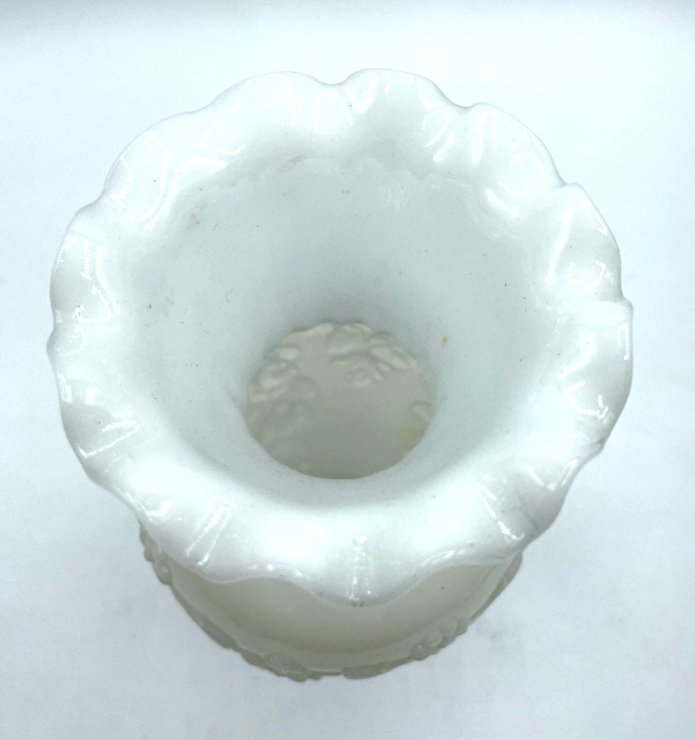 Antik Jugendstil Opalglas Milchglas Vase Blumen Dekor halbplastisch Rand gewellt1