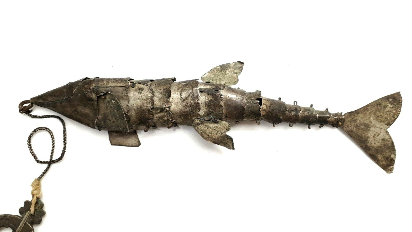XL Gewandnadel mit Gliederfisch - Kolonialzeit, 18. - 19. Jh. sehr selten6