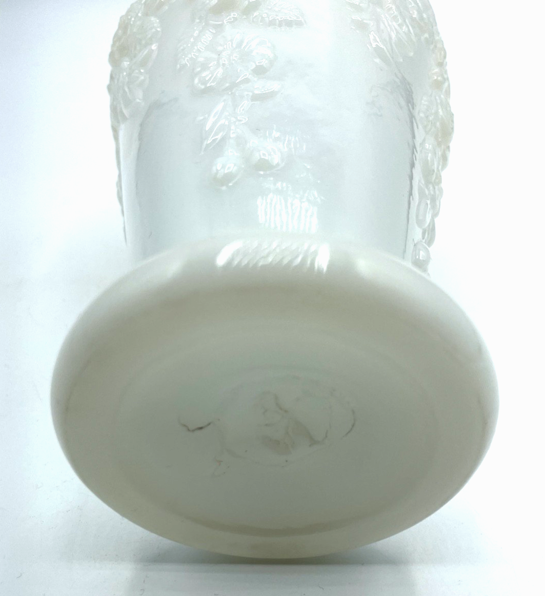 Antik Jugendstil Opalglas Milchglas Vase Blumen Dekor halbplastisch Rand gewellt4