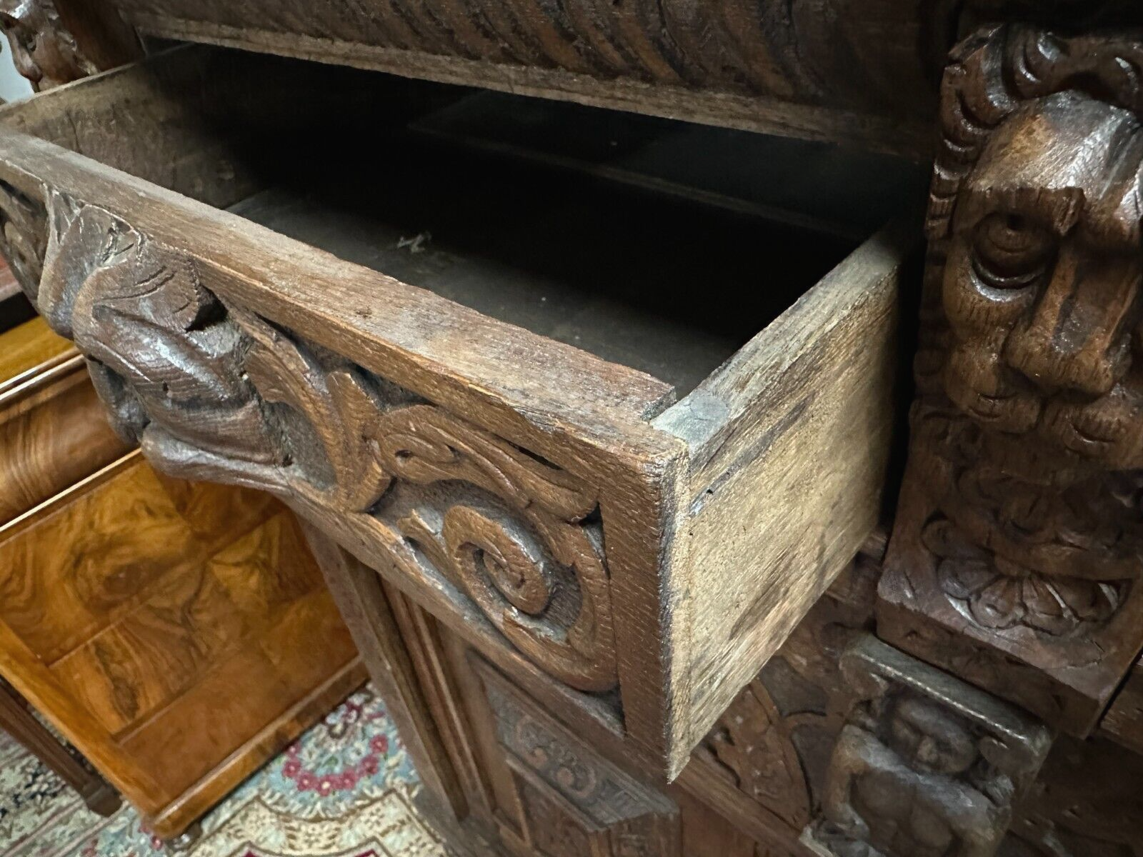 Renaissance - Eiche - 17. Jahrhundert - Buffet Schrank - reiche Schnitzerei17