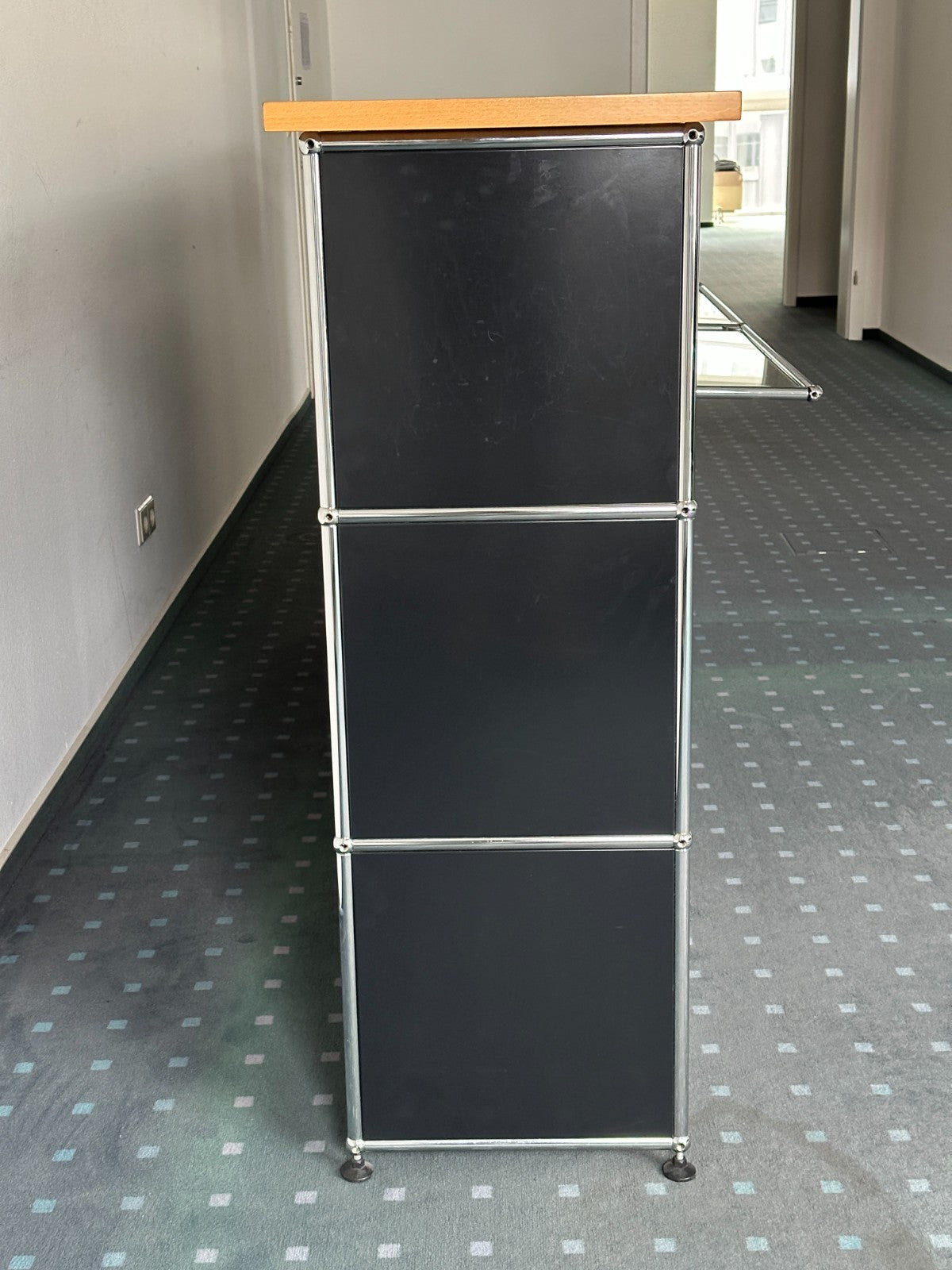 USM Haller Empfangstheke - Design Möbel Klassiker mit Holzplatte und Glasplatte2