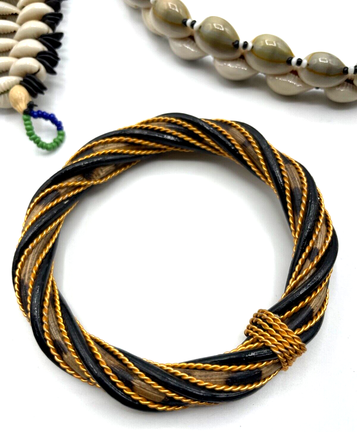 Konvolut Ethno Schmuck Ketten Armreif Armband Horn Bein Perlmutt Kauri Muschel10