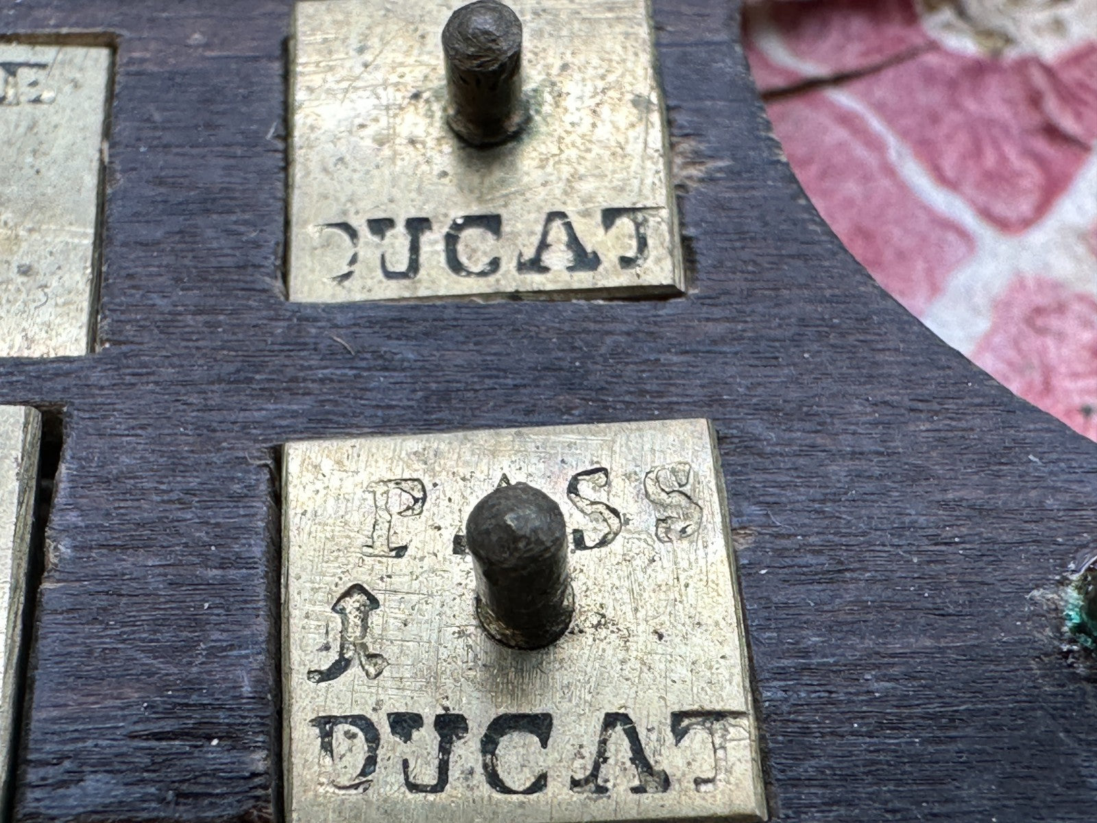 Antike Coin Scale um 1820 – Holzschatulle - Messinggewichte - Ducat, ½ Sovereign11