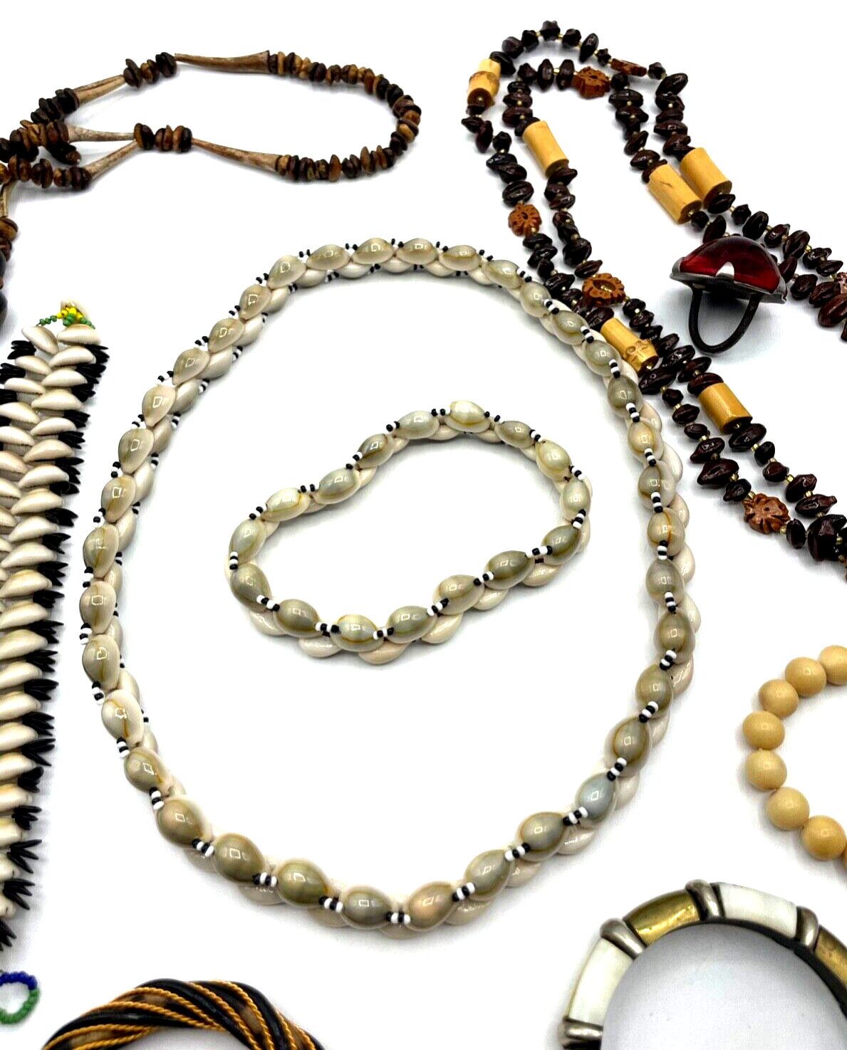 Konvolut Ethno Schmuck Ketten Armreif Armband Horn Bein Perlmutt Kauri Muschel6
