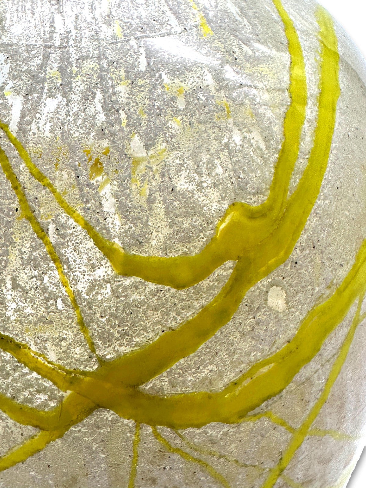 LOETZ um 1960 - Handgeformt - satiniertes Glas mit aufgelegtem Faden in Gelb3