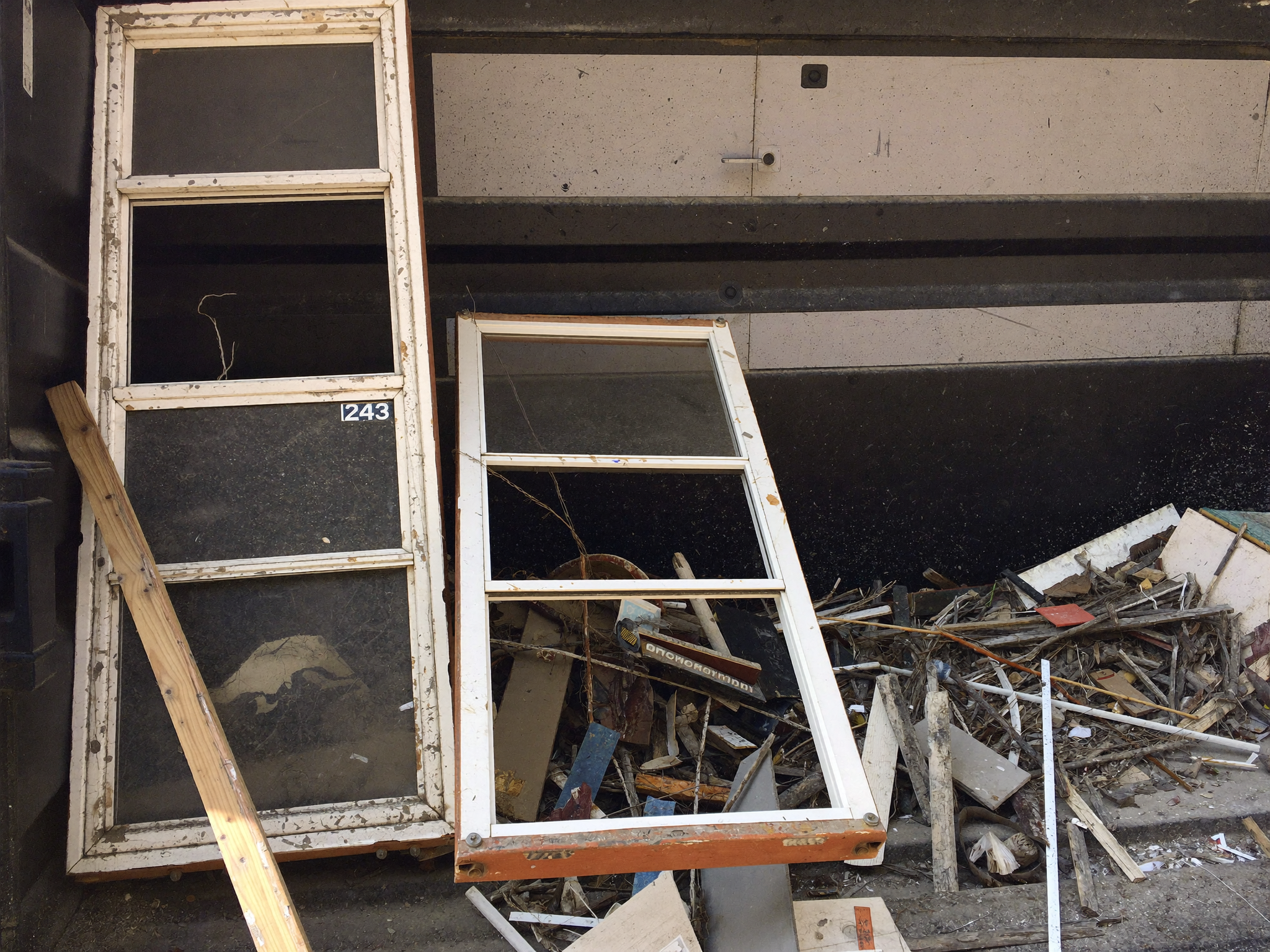 Container mit Bauschutt und ausgebauten Fensterrahmen