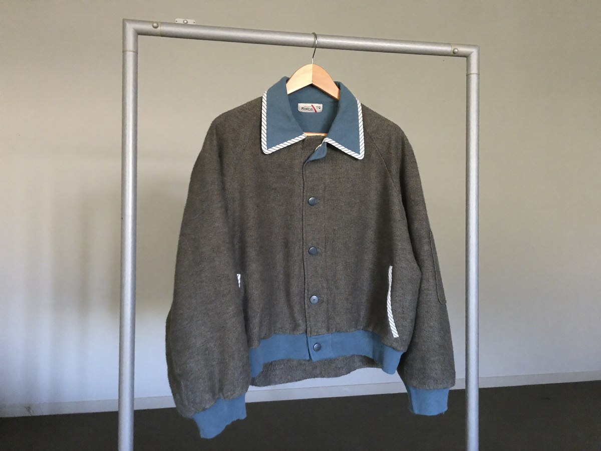 Alte Uniformjacke hängt an einer Kleiderstange