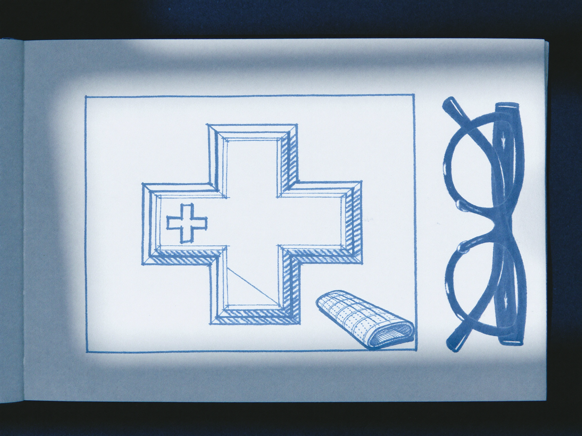 Patientenverfügung - Skizze eines Dokuments mit Kreuz-Symbol neben einer Lesebrille