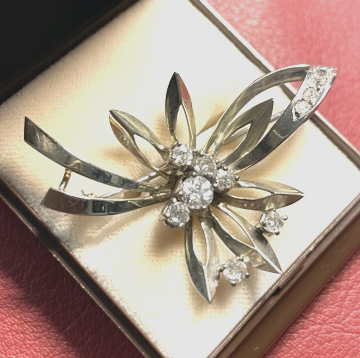 750 Gold Weißgold Brosche insgesamt über 1ct. Brillanten 11 Stück Juwelier Qual.7