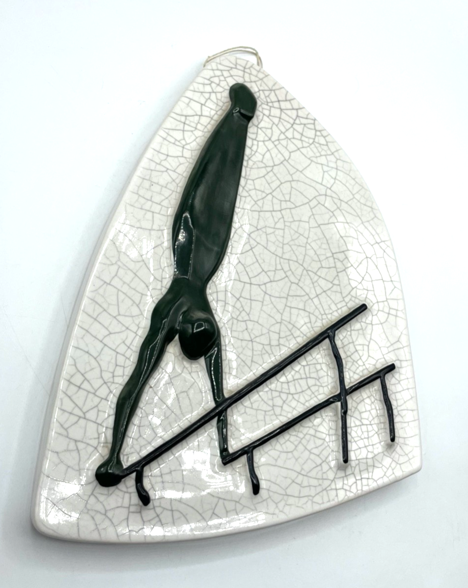 mid century Wandbild Craquelé Keramik Relief Sportler Turner signiert H 28 cm2