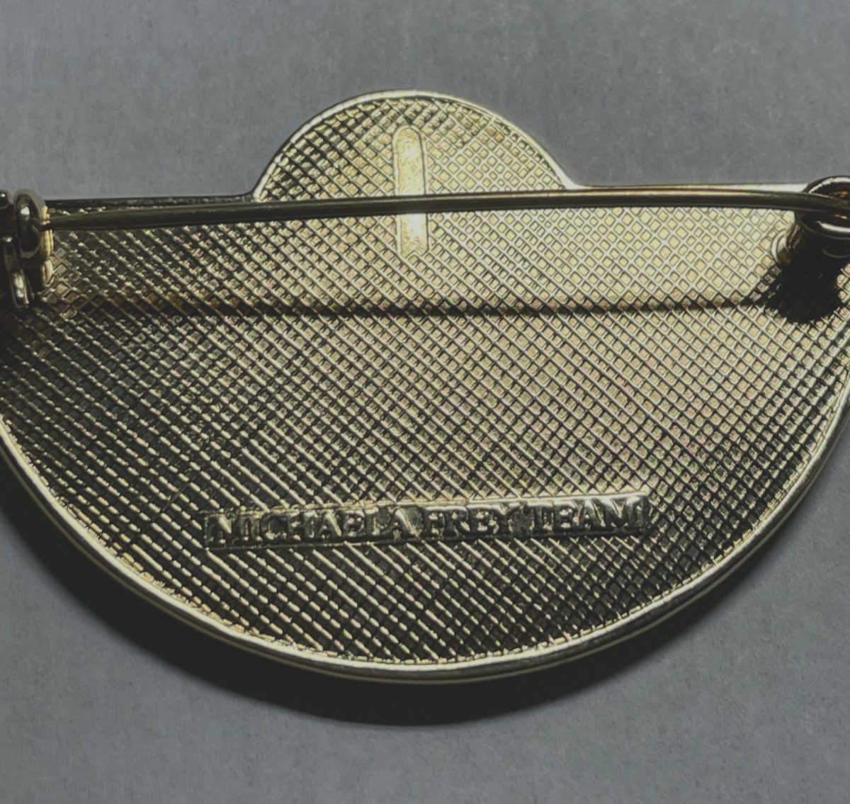 Michaela Frey Team Brosche Anstecknadel Emaille Malerei Handarbeit wie neu4