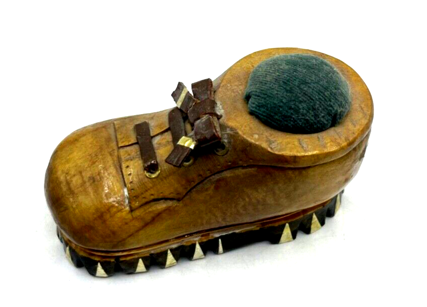 Altes Nadelkissen Bergsteiger Schuh Holz Handarbeit pin cushion Souvenir1