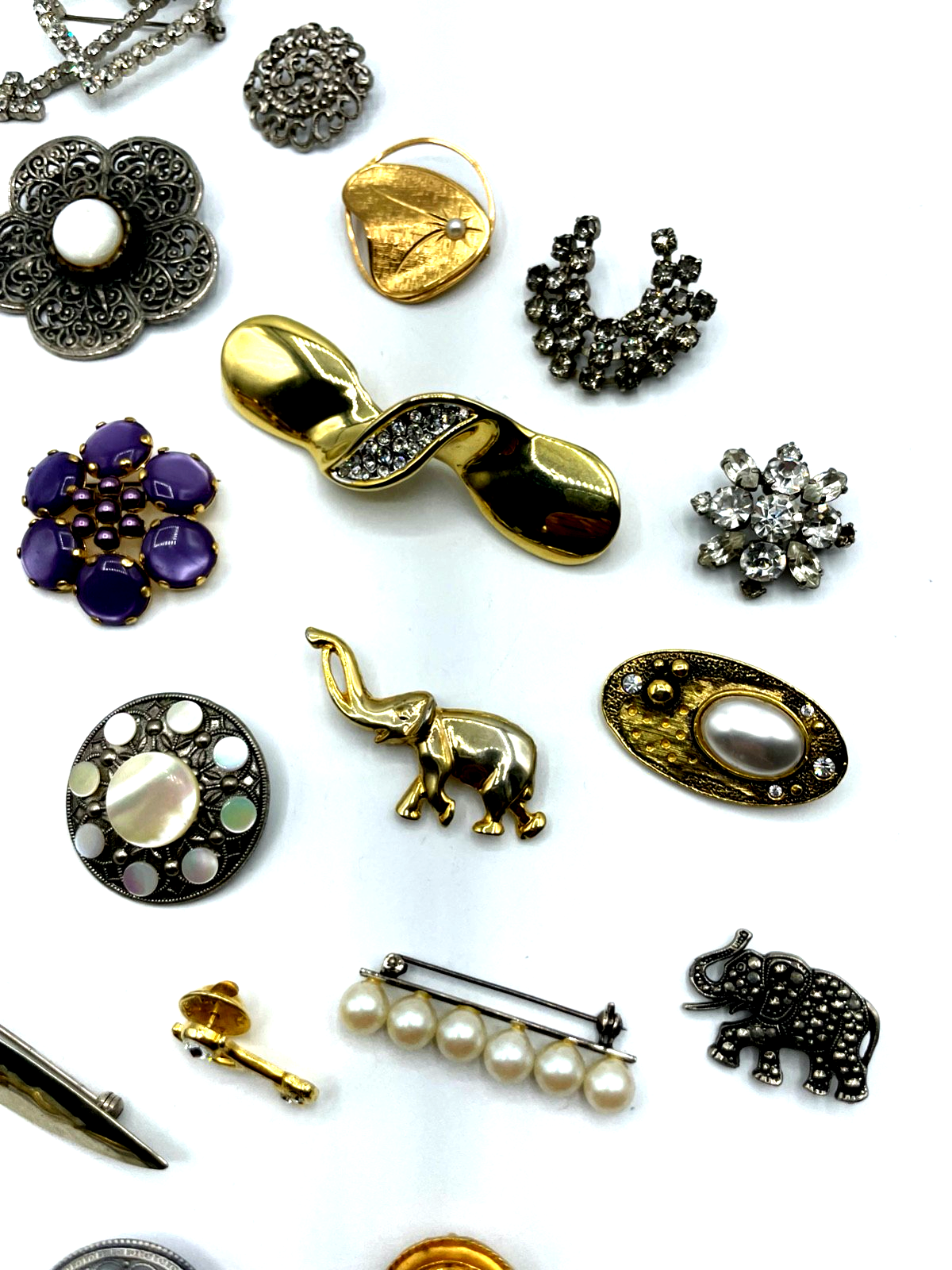 Konvolut 34 Stck. Broschen Anstecknadeln antik vintage + neu Modeschmuck gepfl.5