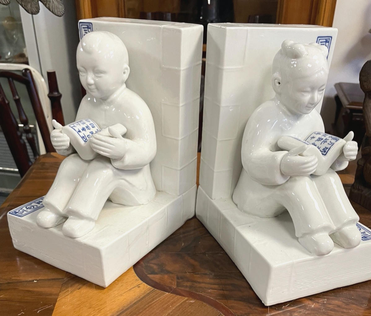 Gr. schwere figürliche Porzellan Buchstützen asiatische Kinder Weiß Blau 4,8 KG0