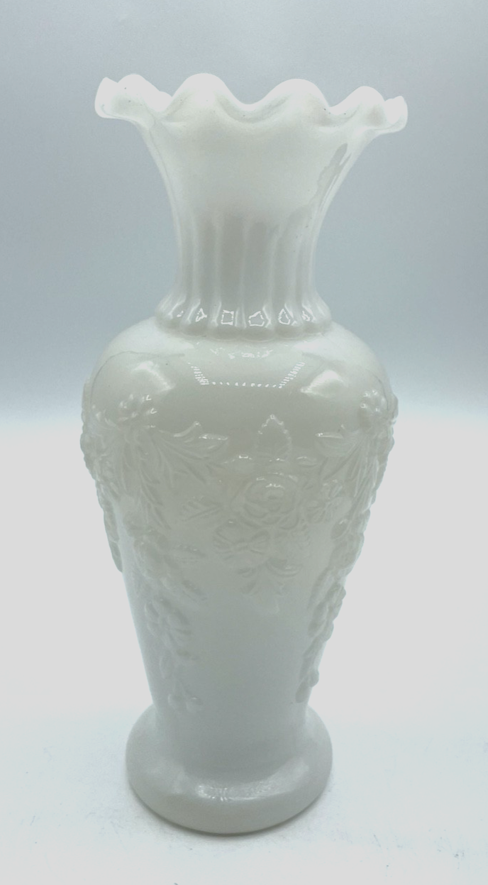 Antik Jugendstil Opalglas Milchglas Vase Blumen Dekor halbplastisch Rand gewellt3
