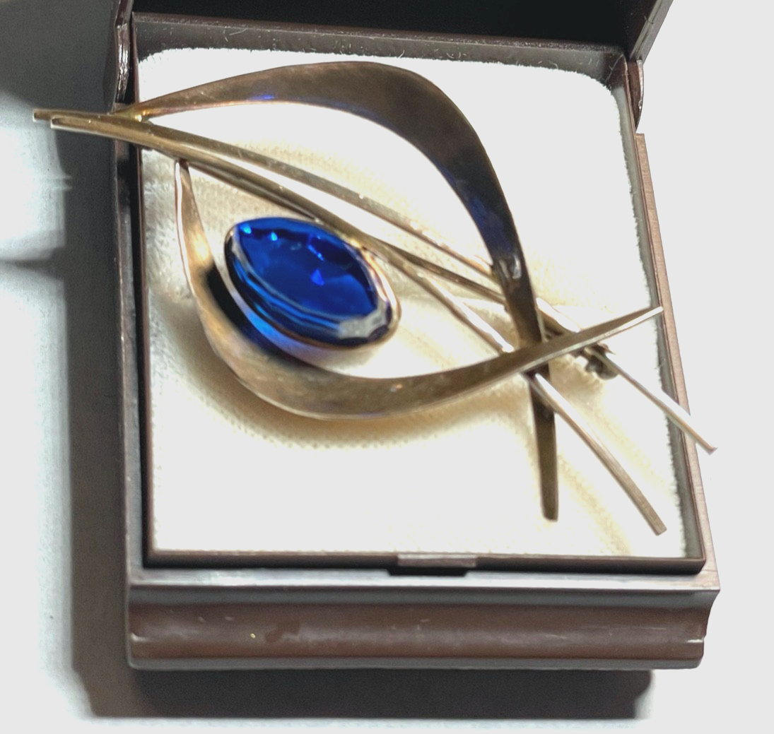 Vintage Design 333 Gold 8 K Brosche Anstecknadel mit Iolith Juwelier Qualität1