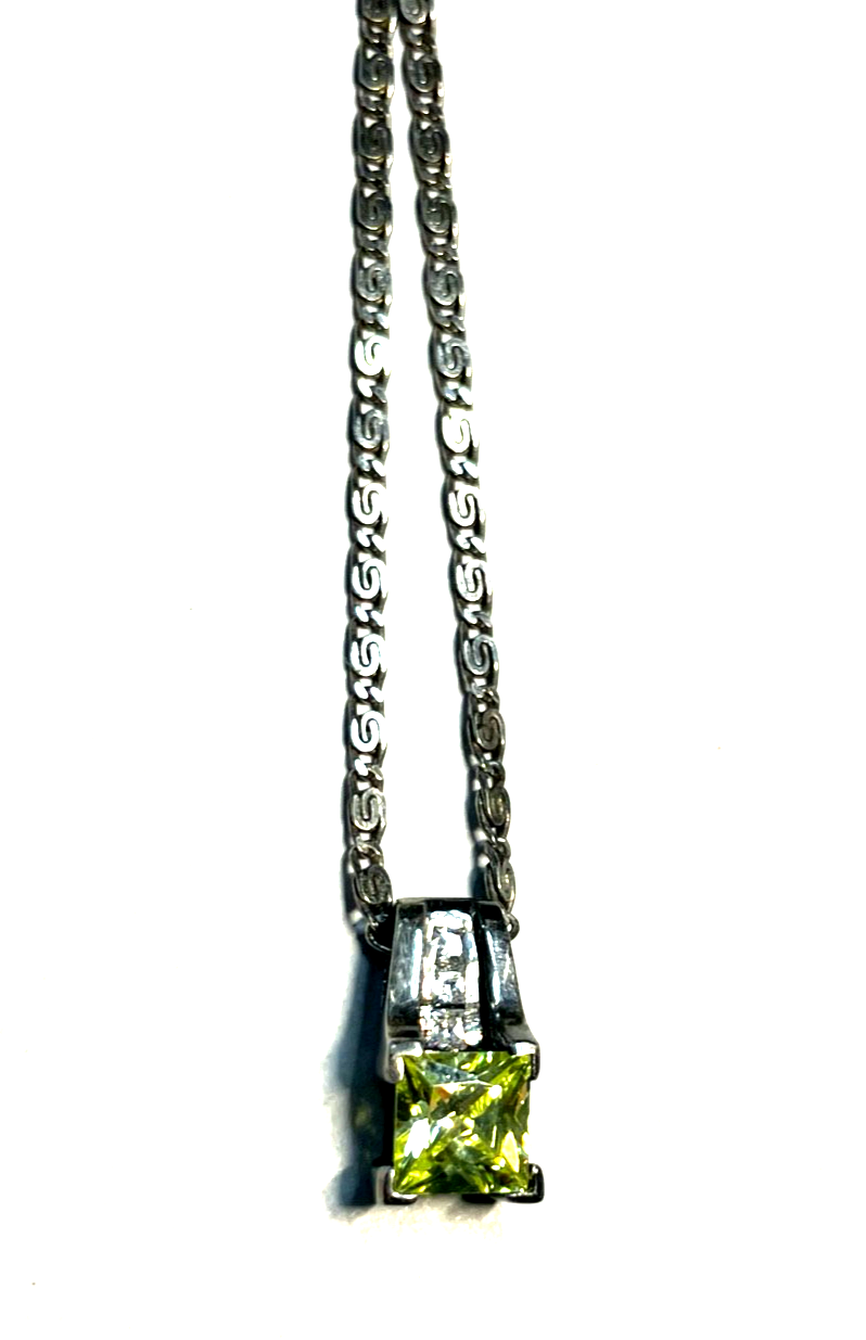 Attraktiver Anhänger Peridot grün CZ an 45 cm langen Silberkette Mäander Dekor1