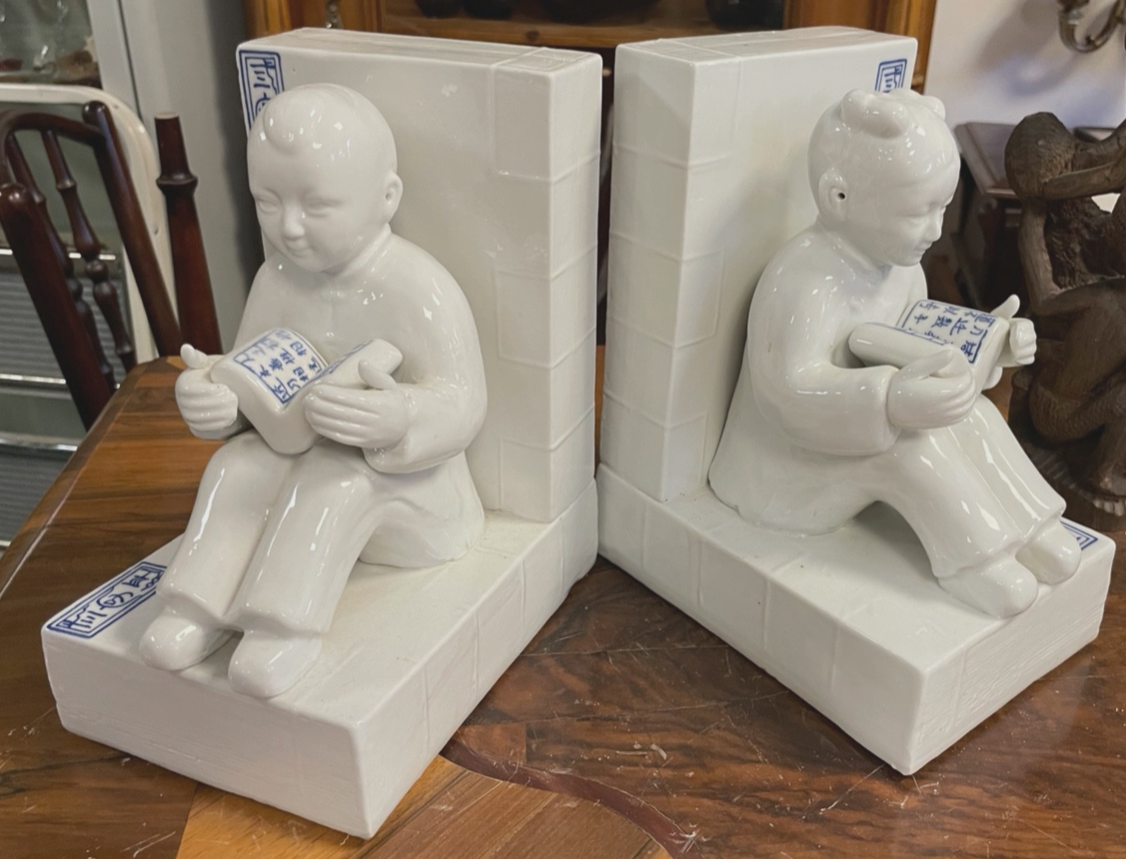 Gr. schwere figürliche Porzellan Buchstützen asiatische Kinder Weiß Blau 4,8 KG9