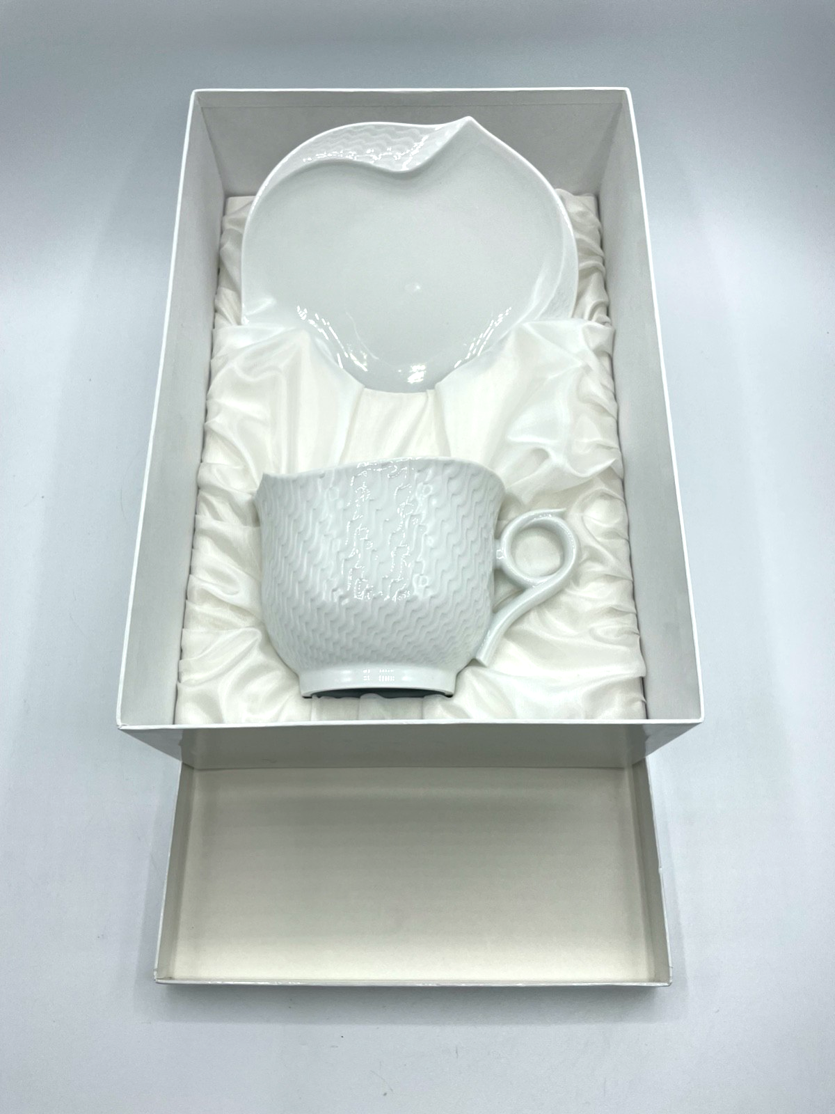 Meissen Porzellan Dekor Wellenspiel gr. Tasse + Untertasse orig. Karton I. Wahl8