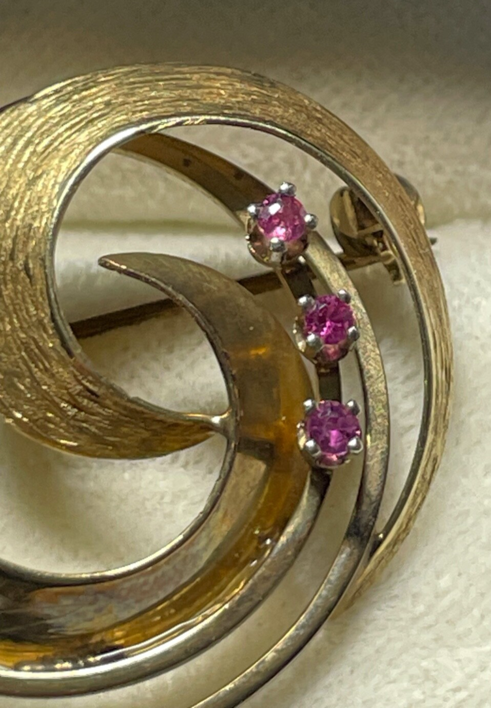 Elegante 333 Gold 8 K Gold Brosche Anstecknadel 3 x Rubin 4,23 Gr. Juwelier1