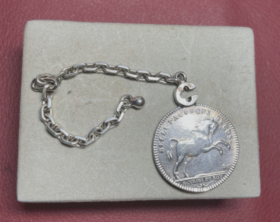 Antik Hermès Schlüsselanhänger Silber orig Schatulle Medaille Les Ecuries Du Roy2