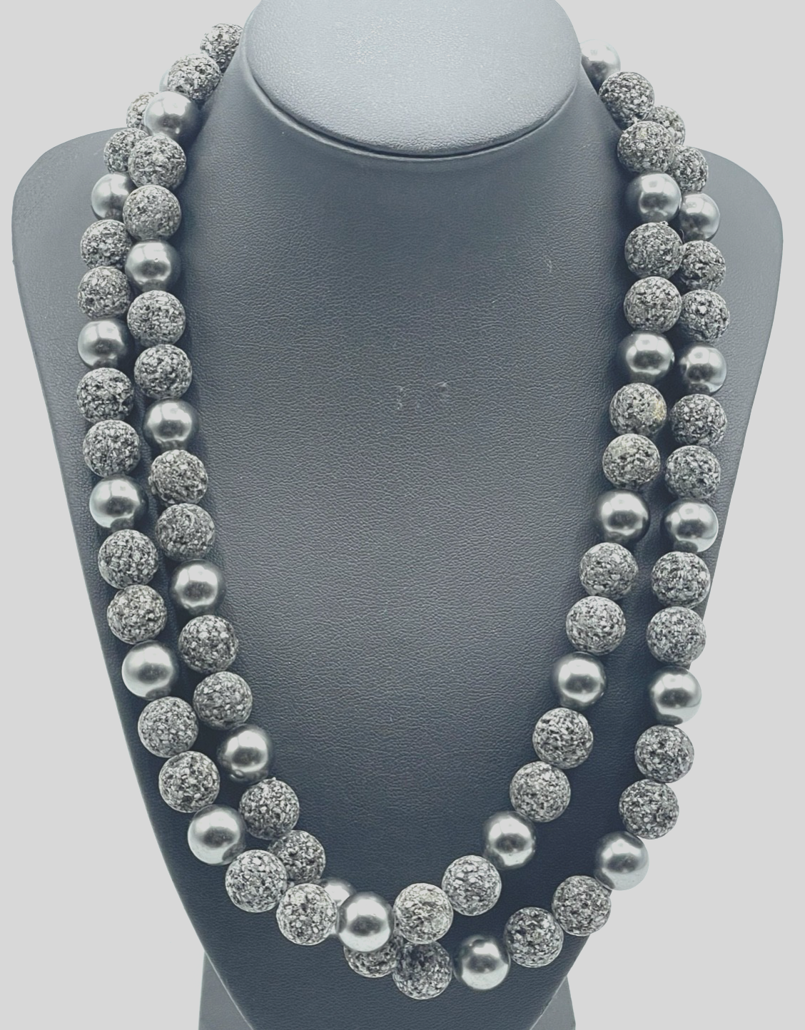 Stattliche 107 cm lange Lava Perlen Kette Ø 12 mm mit grauen Muschelkern Perlen1