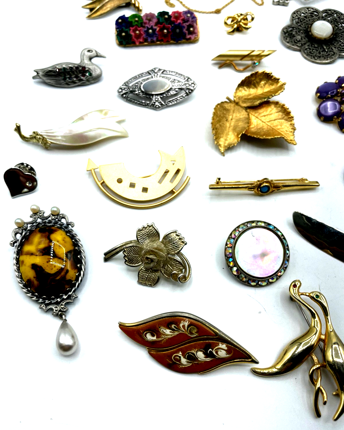 Konvolut 34 Stck. Broschen Anstecknadeln antik vintage + neu Modeschmuck gepfl.8
