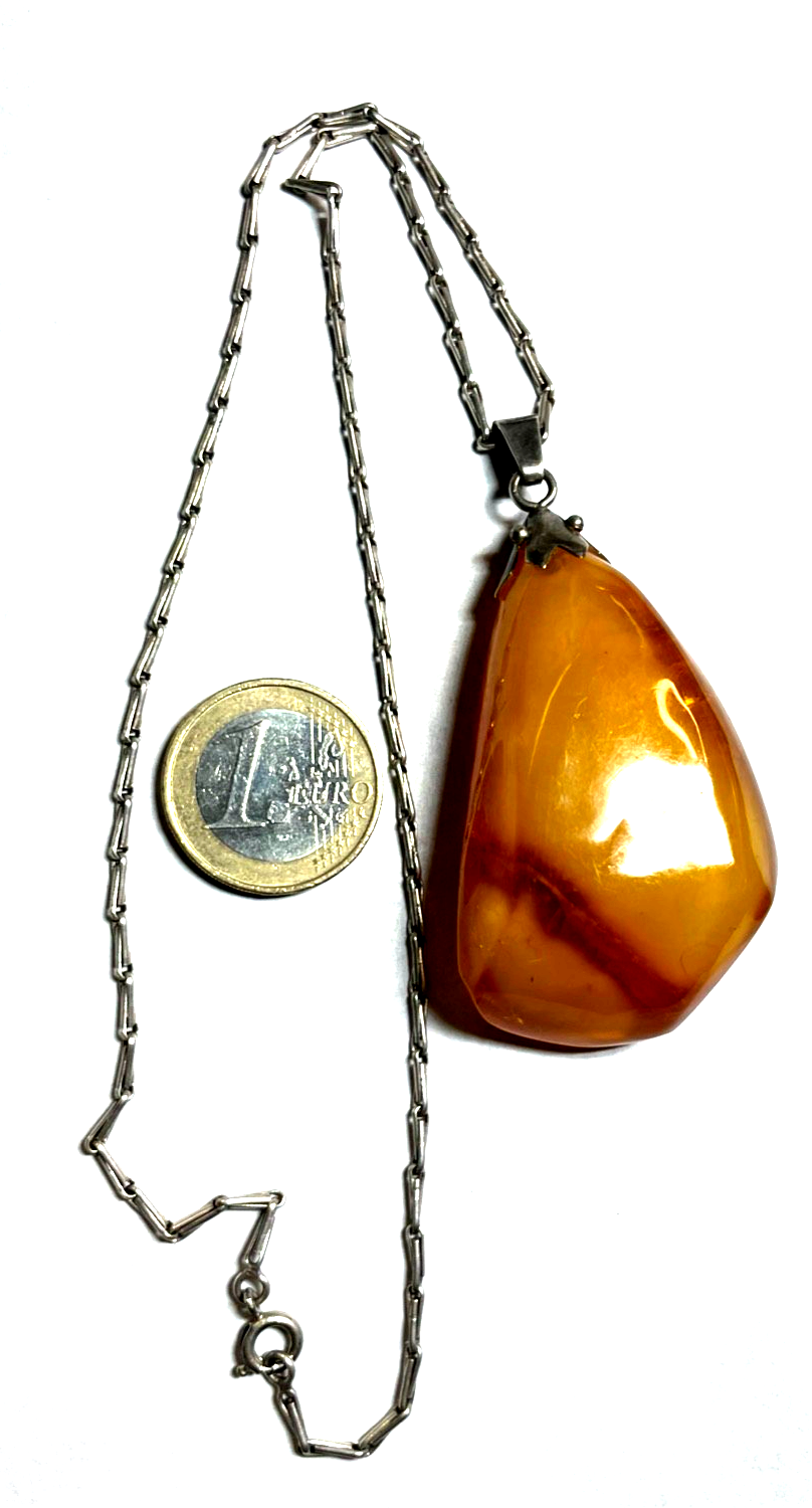Stattlicher vintage Natur Bernstein Nugget poliert Anhänger + aparte Silberkette0