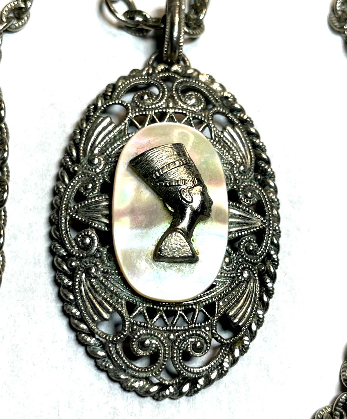 Vintage Modeschmuck gr. Nofretete Amulett auf Perlmutt versilbert lange Kette1