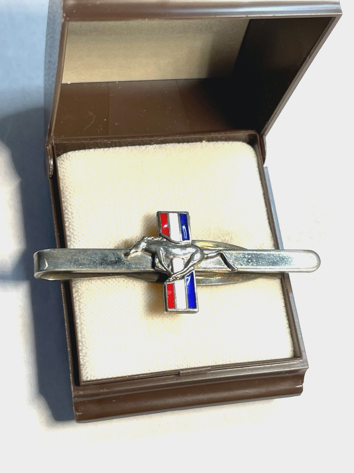 Vintage Krawattenklammer Ford Mustang versilbert + Emaille sehr gepflegt0