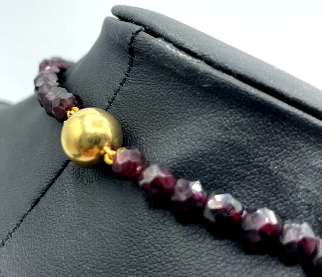 Attraktive 43 cm lange facettierte Granat Halskette mit 750 Gold Kugelschliesse4