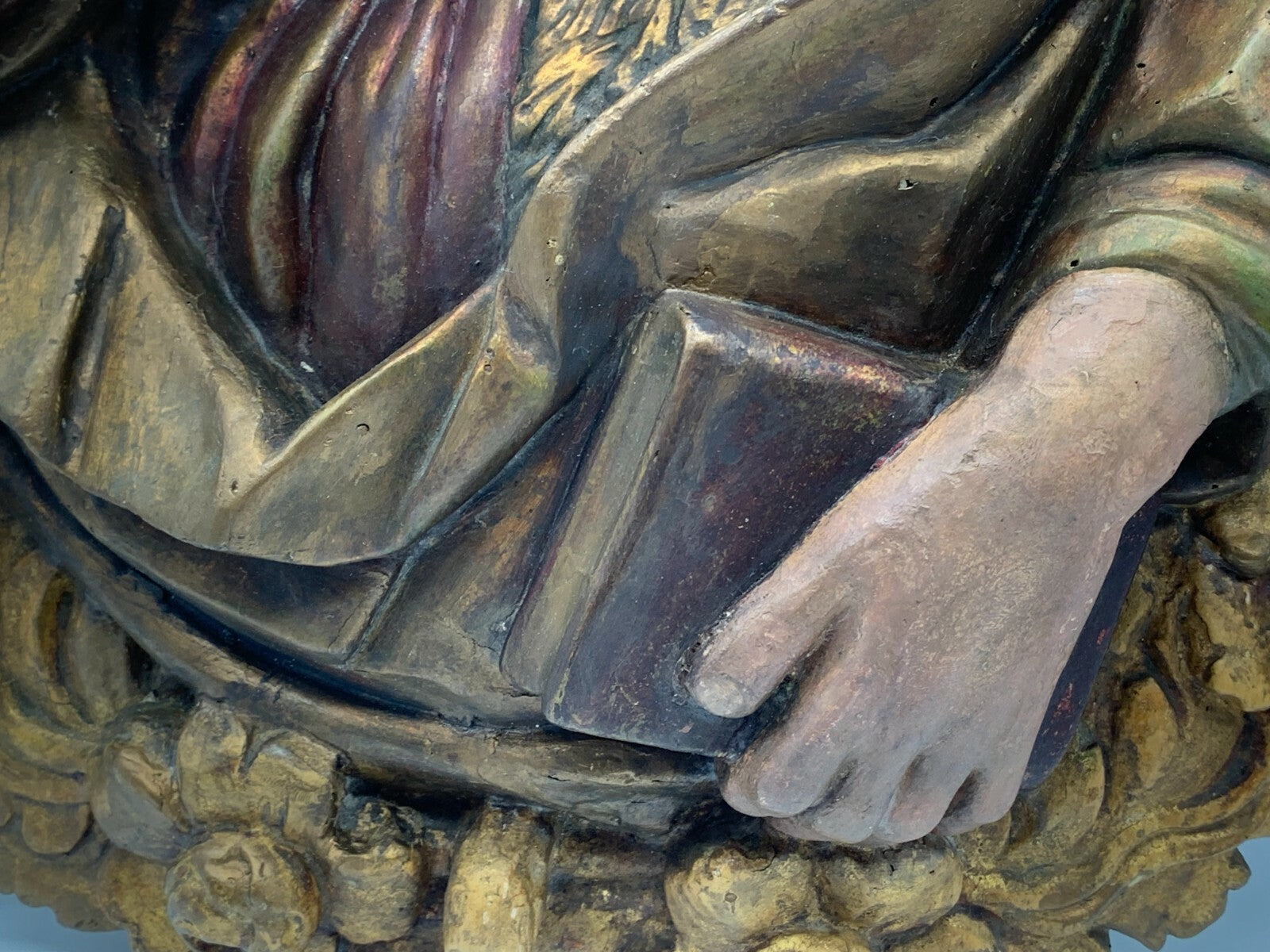 barocke Heiligen Figur Skulptur - Apostel mit Buch - gefasst - Reliefschnitzerei3