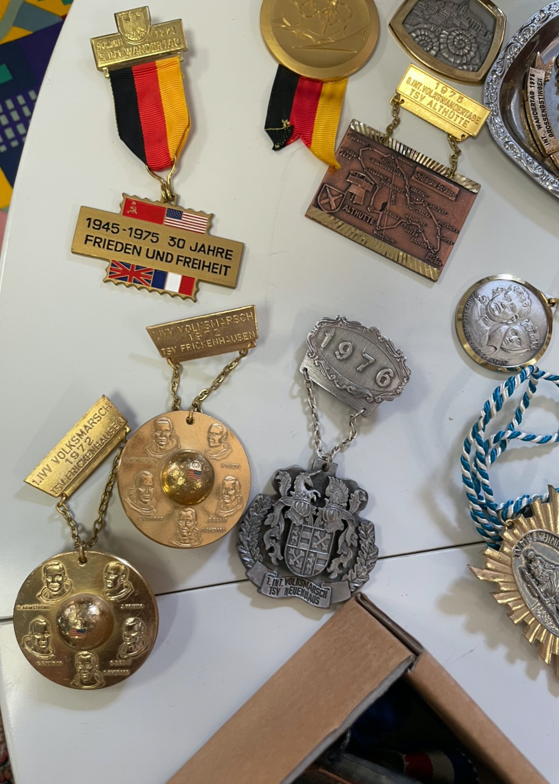 Komplett Sammlung alte Wanderabzeichen Wandermedaillen 10 KG gemischtes Konvolut10