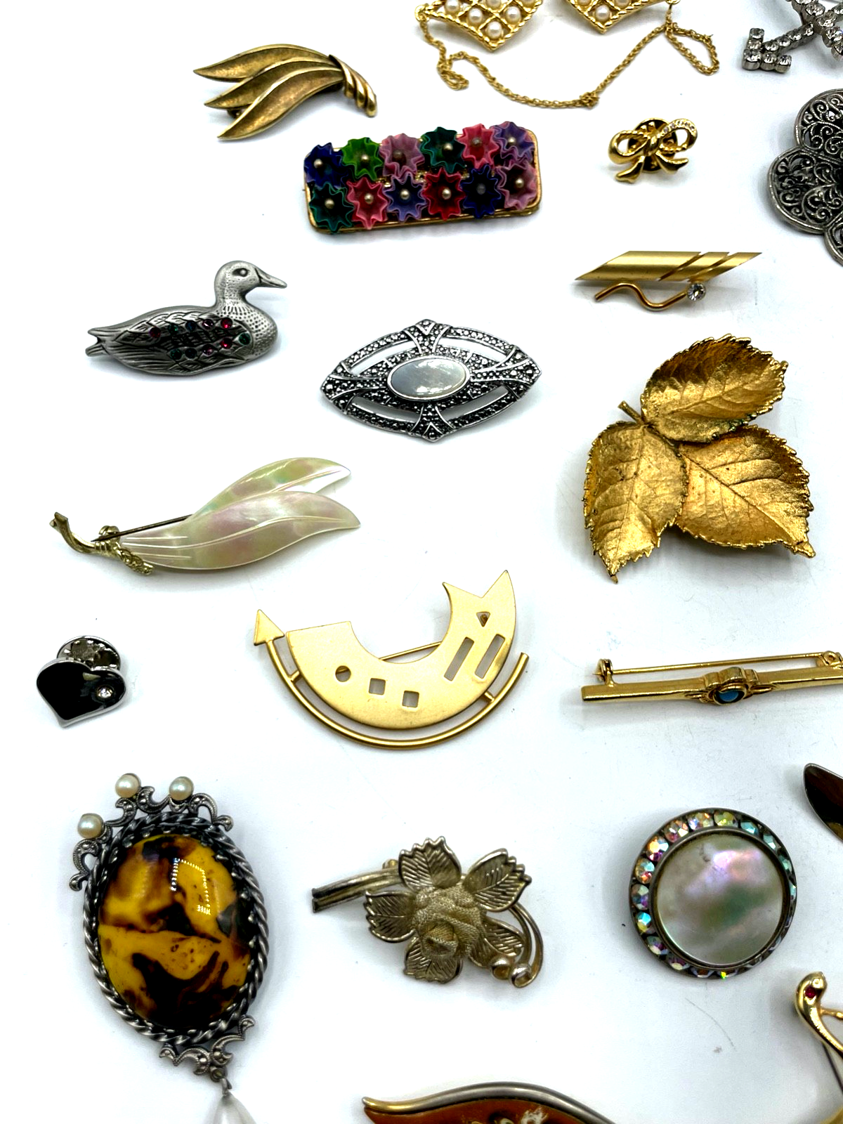 Konvolut 34 Stck. Broschen Anstecknadeln antik vintage + neu Modeschmuck gepfl.7