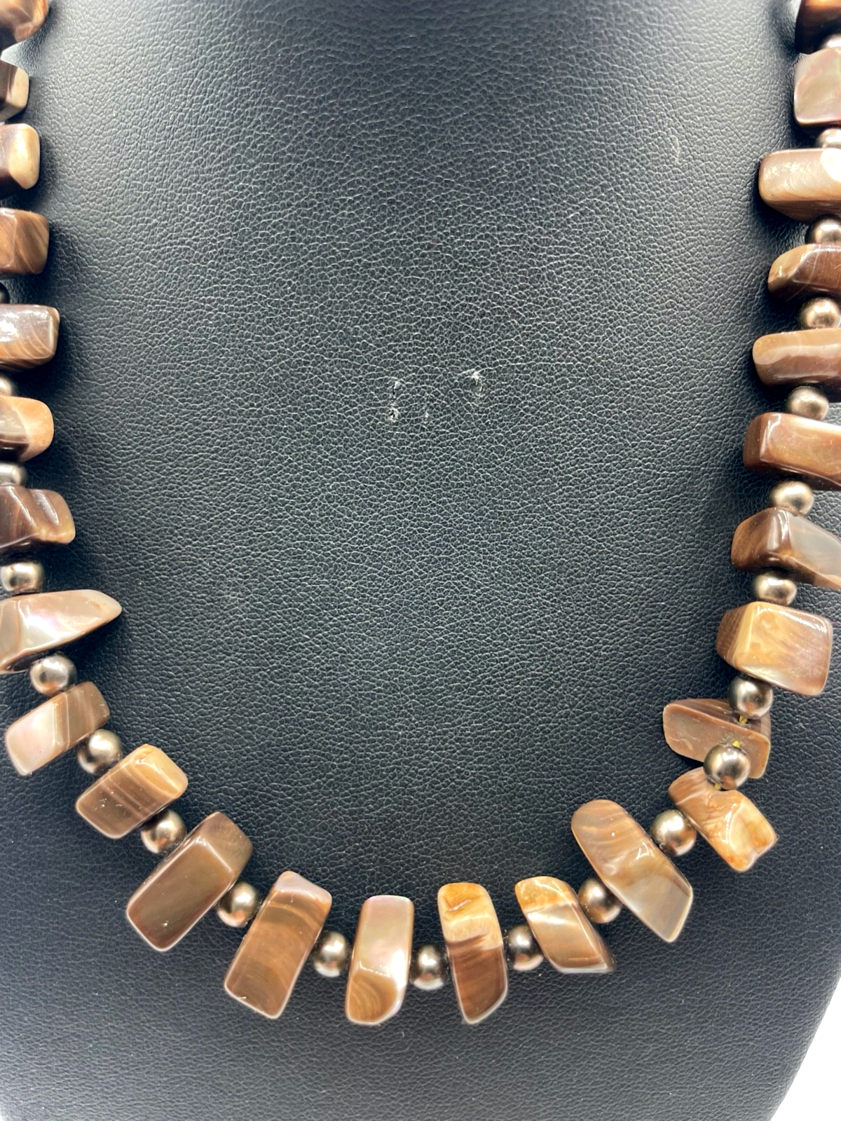 Vintage handgefertigte Perlmutt Collier Kette sehr elegant braun L 46,5 B 1,5 cm1