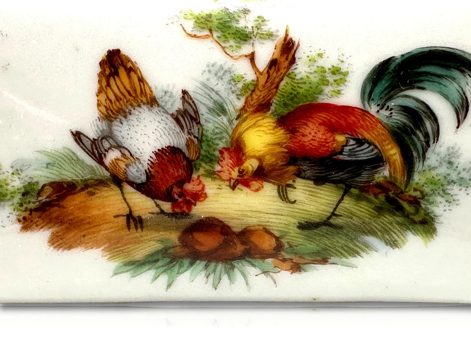 Antike Porzellan-Schatulle - Hahn-Dekor & Insektenmalerei - handbemalt - um 190012