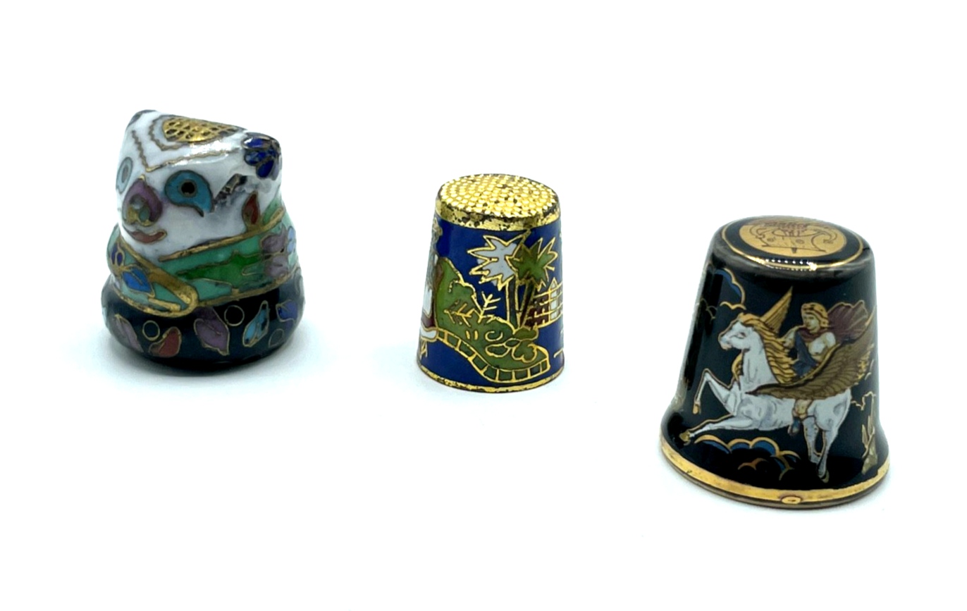 3 Fingerhüte 2 Cloisonne Emaille auf Messing 1 Porzellan Greece Pegasus gepfl.2