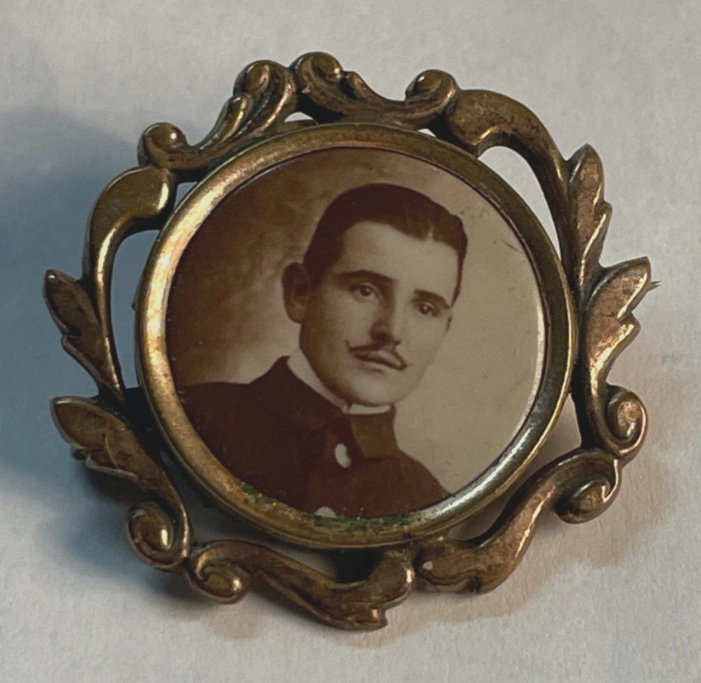 Antik Foto Brosche Golddouble um 1900 mr. nice guy  junger adretter Mann Ø 30 mm5