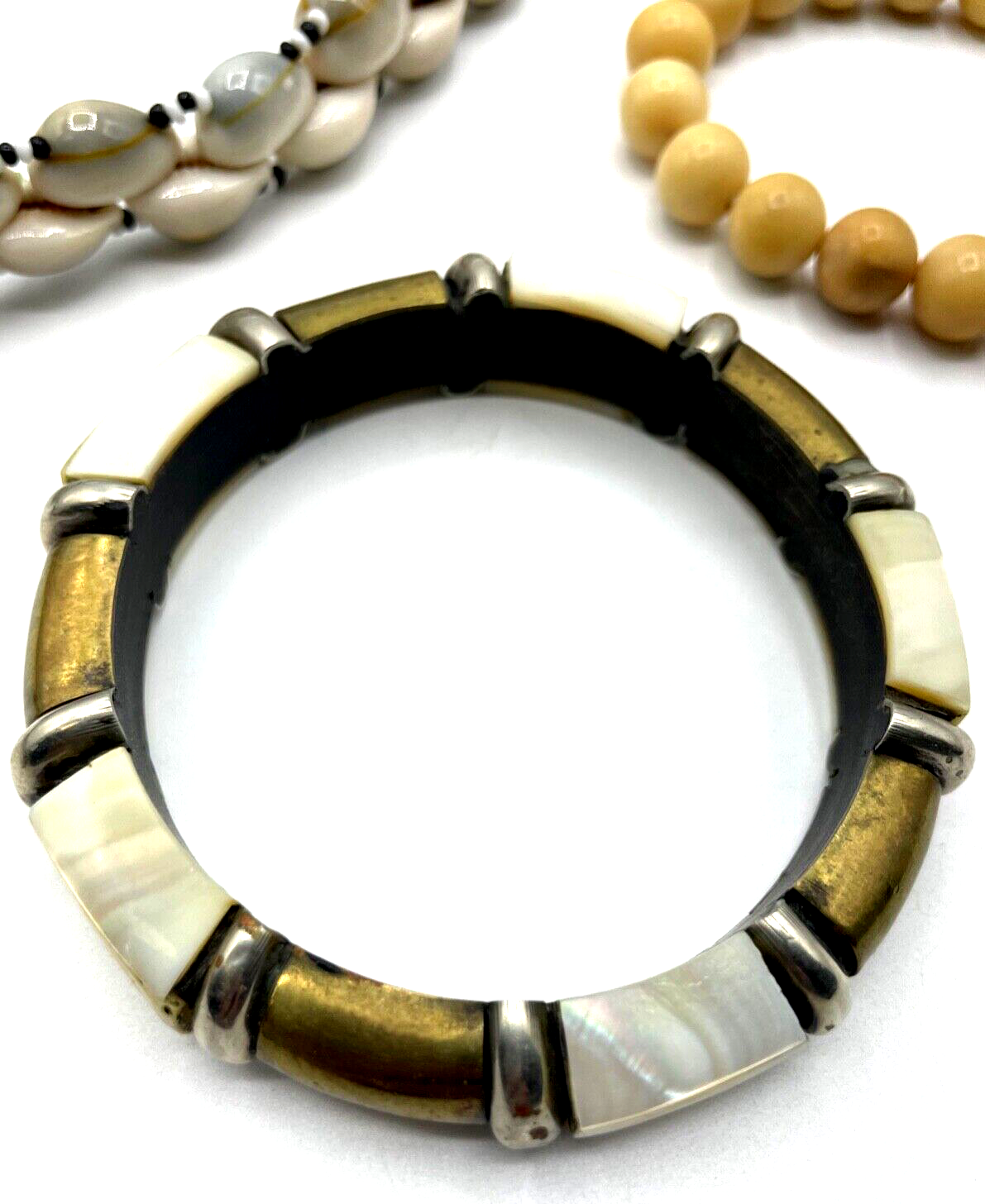 Konvolut Ethno Schmuck Ketten Armreif Armband Horn Bein Perlmutt Kauri Muschel2