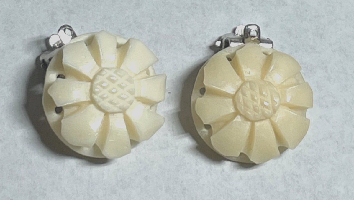 Paar vintage handgeschnitzte Horn Ohrclips Clips Blüten  Ø  19 mm sehr gepflegt0