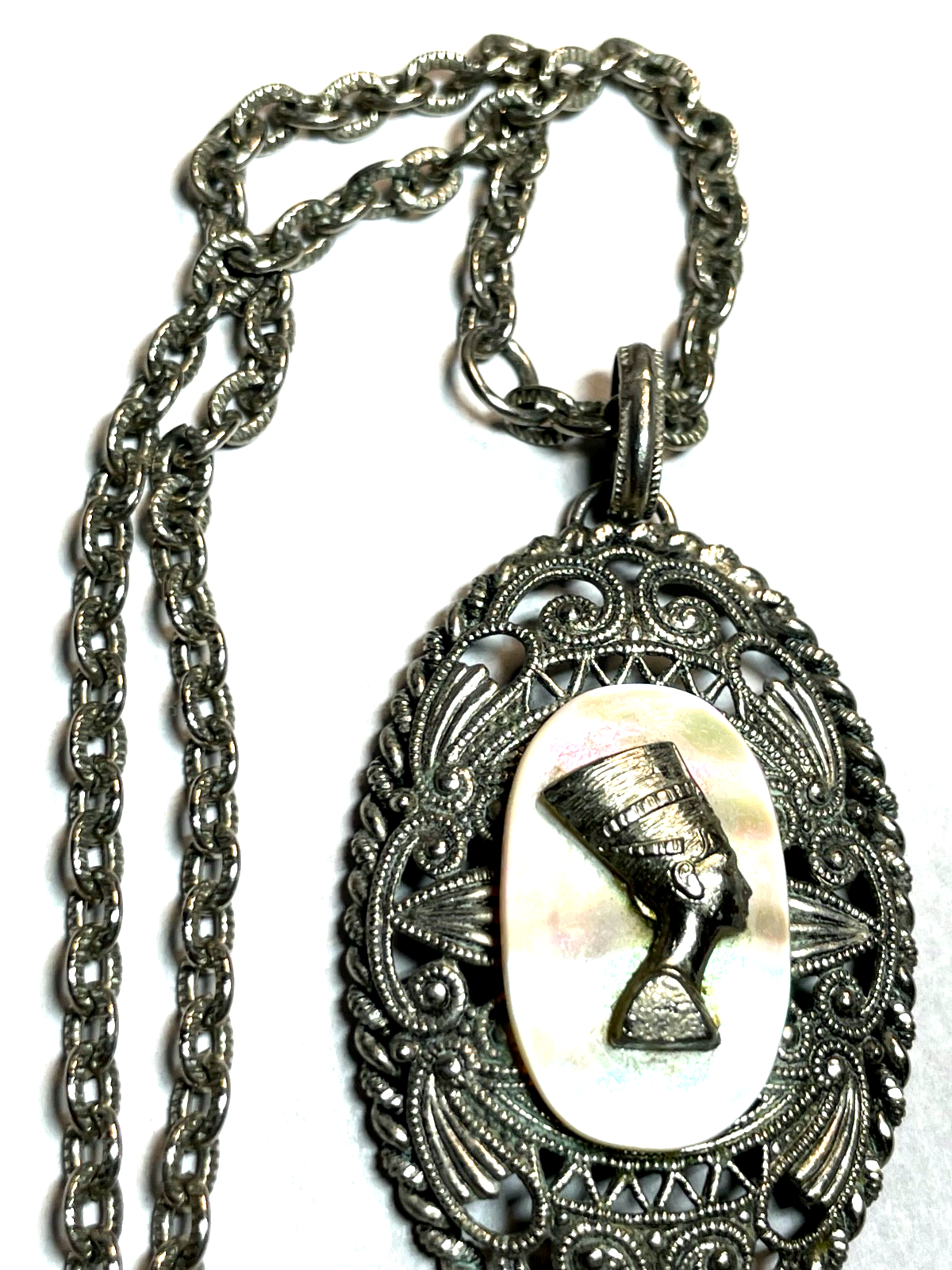 Vintage Modeschmuck gr. Nofretete Amulett auf Perlmutt versilbert lange Kette3