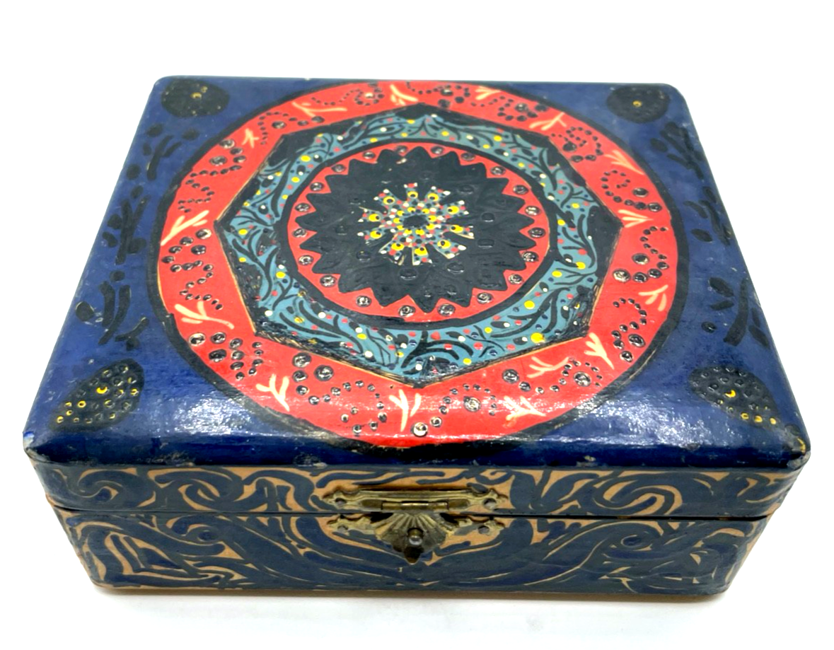 Holzbox gemischtes Konvolut 859 Gramm international Währung Münzen1