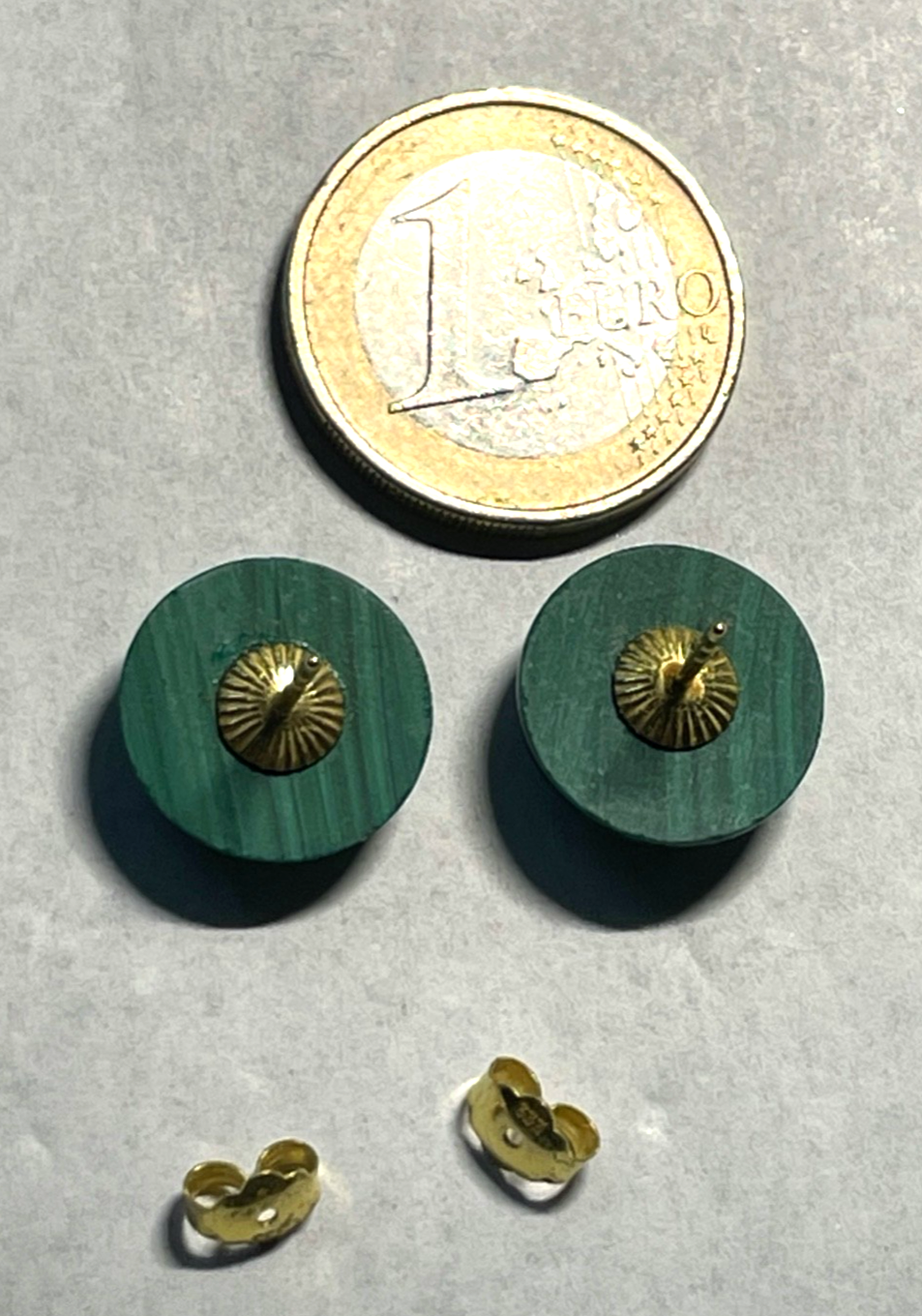 Sehr gepflegte 333 Gold 8 K Malachit Cabochon Ohrstecker Ø 15 mm Buttons4