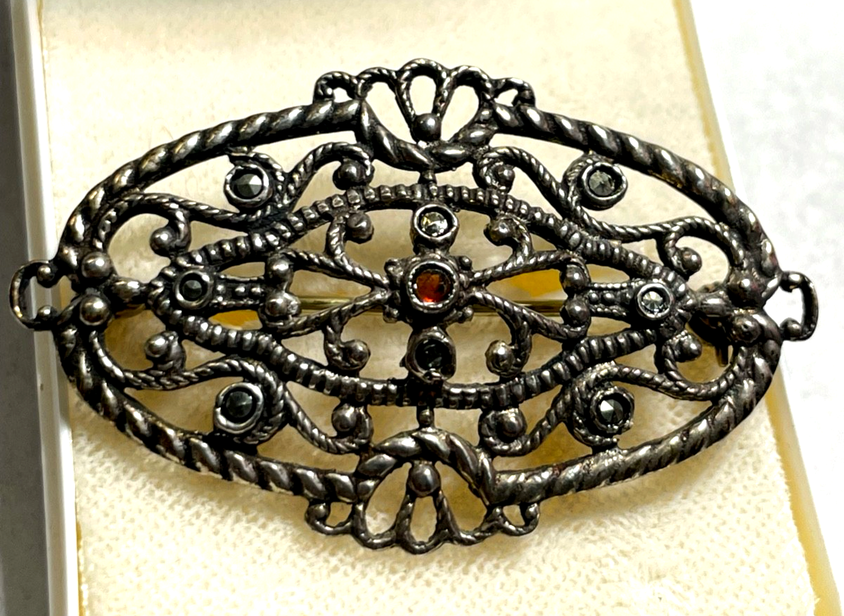 Antik sehr elegante Durchbruch Dekor Brosche Silber Granat +  Markasit 20erJ2