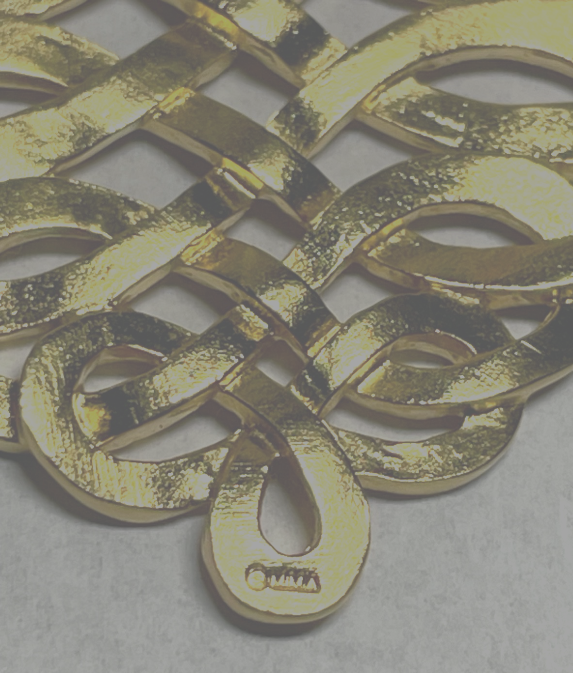 Neuwertig große Replik MMA keltischer Unendlichkeitsknoten Brosche matt Gold6