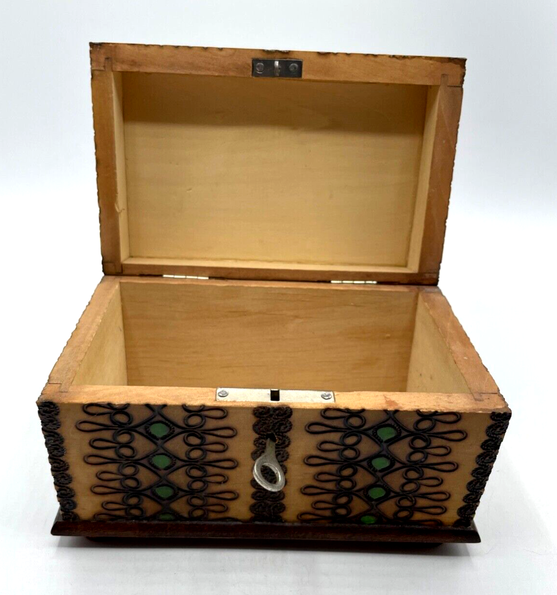 Dachbodenfund alte konische Holz Schatulle Handarbeit Brandmalerei mit Schlüssel4