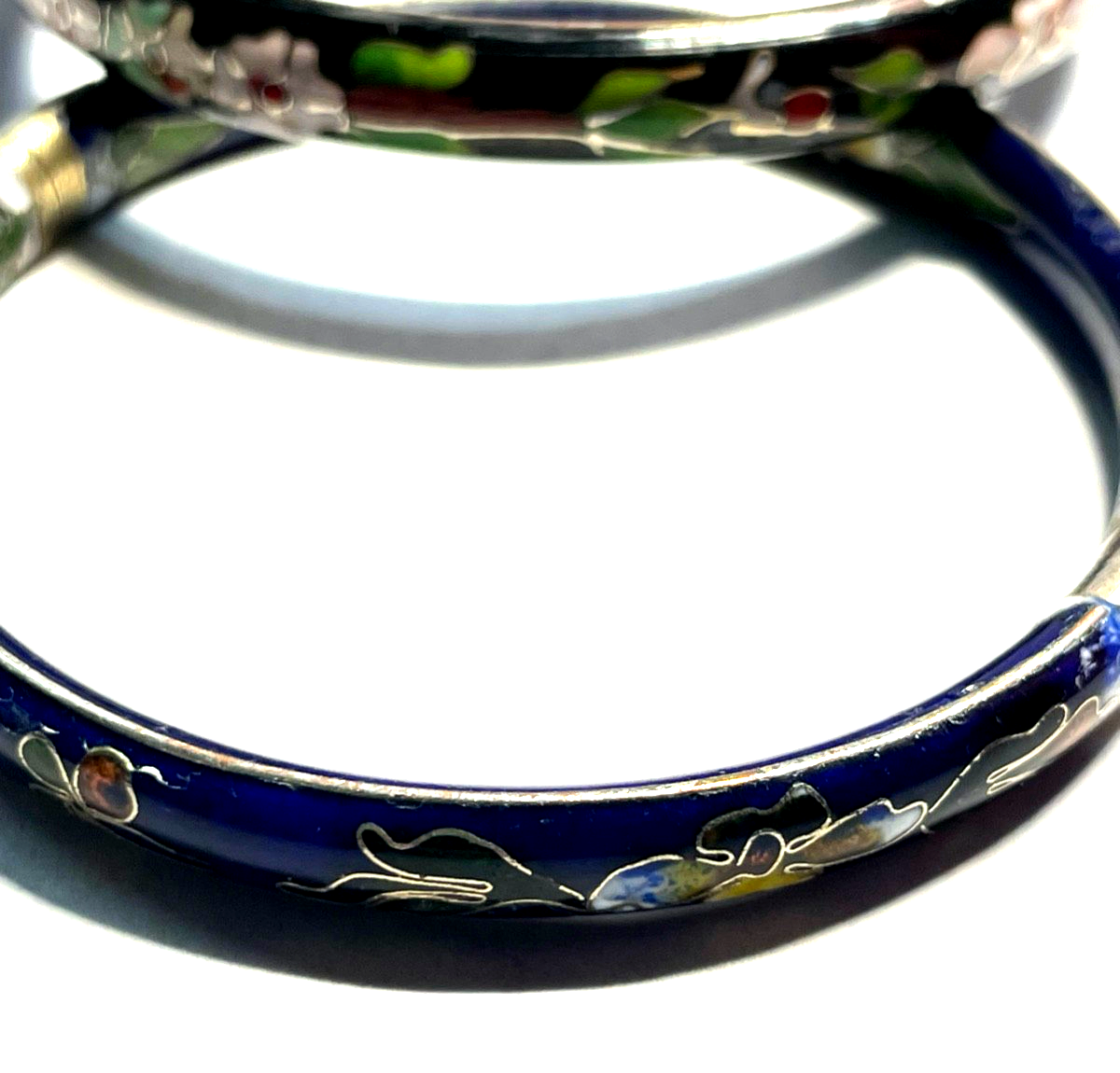 2 vintage Cloisonne Armreifen Emaille Klappreifen Blau + Schwarz Blüten Dekor6