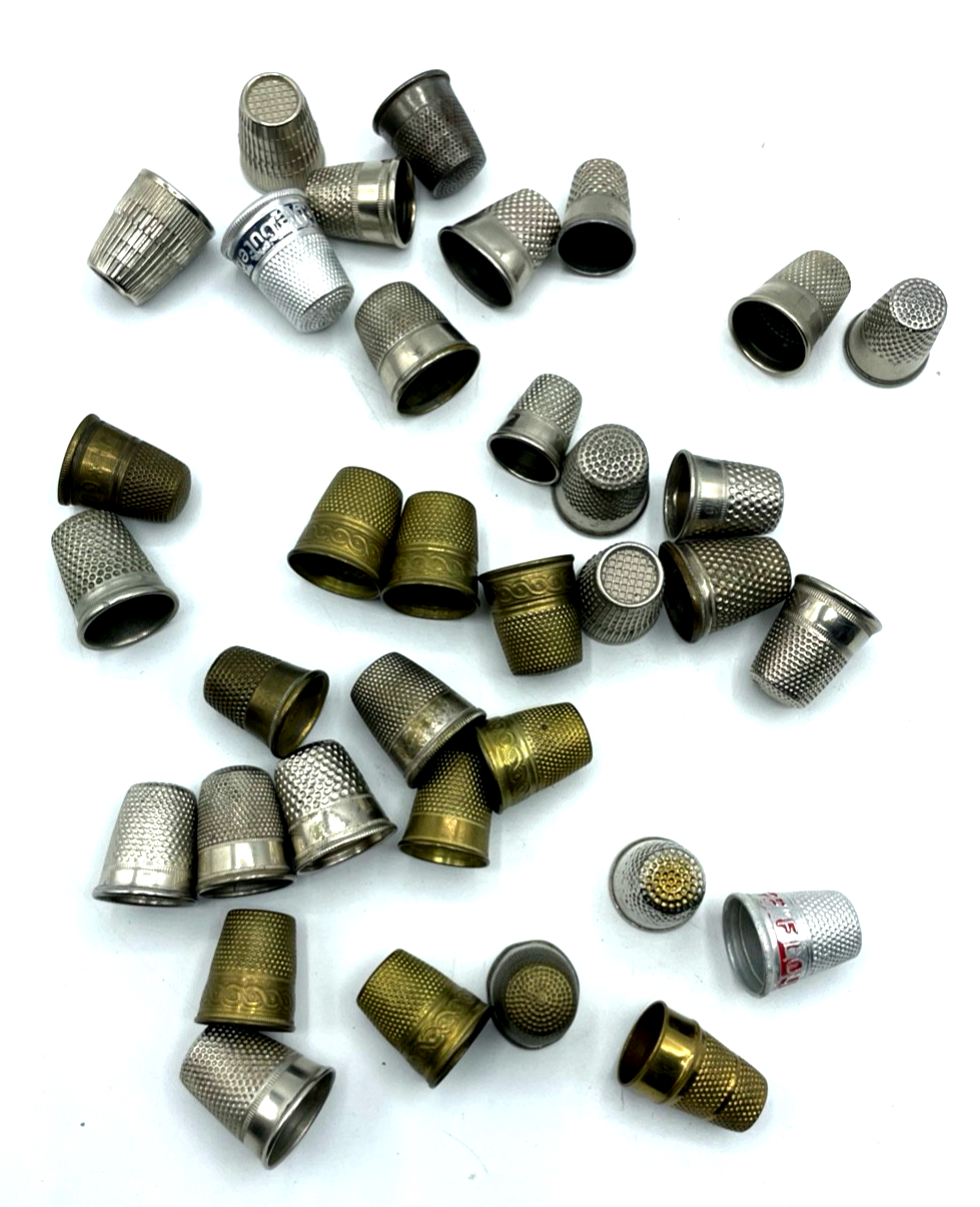 Vintage Konvolut 36 alte Fingerhüte aus Metall Dachbodenfund gepflegt0